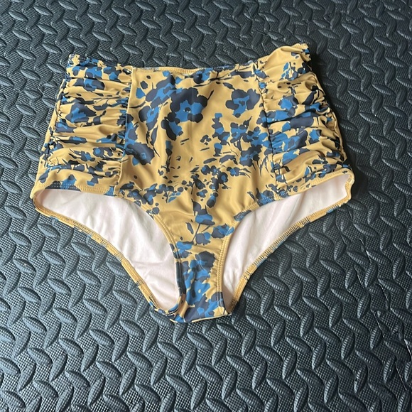 Bundle of kortni jeane swim bottoms - Picture 10 of 11